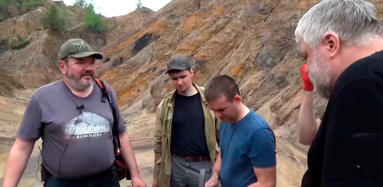 С доктором геолого-минералогических наук, профессором МГУ Бычковым Андреем Юрьевичем и своими постоянными читателями в палеонтологической экспедиции