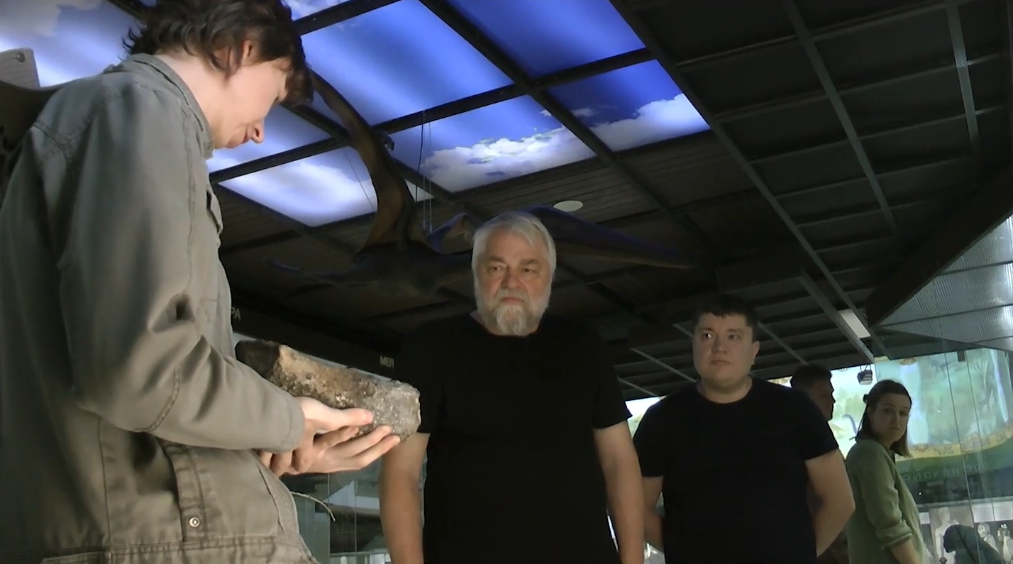 Официальный даритель Дарвиновского музея читатель Меняйлова Тимошкин Дмитрий Геннадьевич вместе с Алексеем Александровичем передал в дар для палеонтологической коллекции музея фрагмент плечевой кости плезиозавра