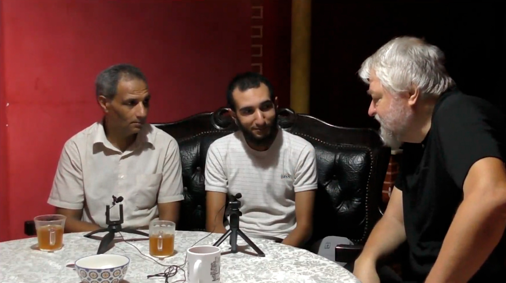 Разговор со спелеологом о результатах раскопок и находках в прибрежных марокканских пещерах. Переводит разговор фармацевт, закончивший институт в России