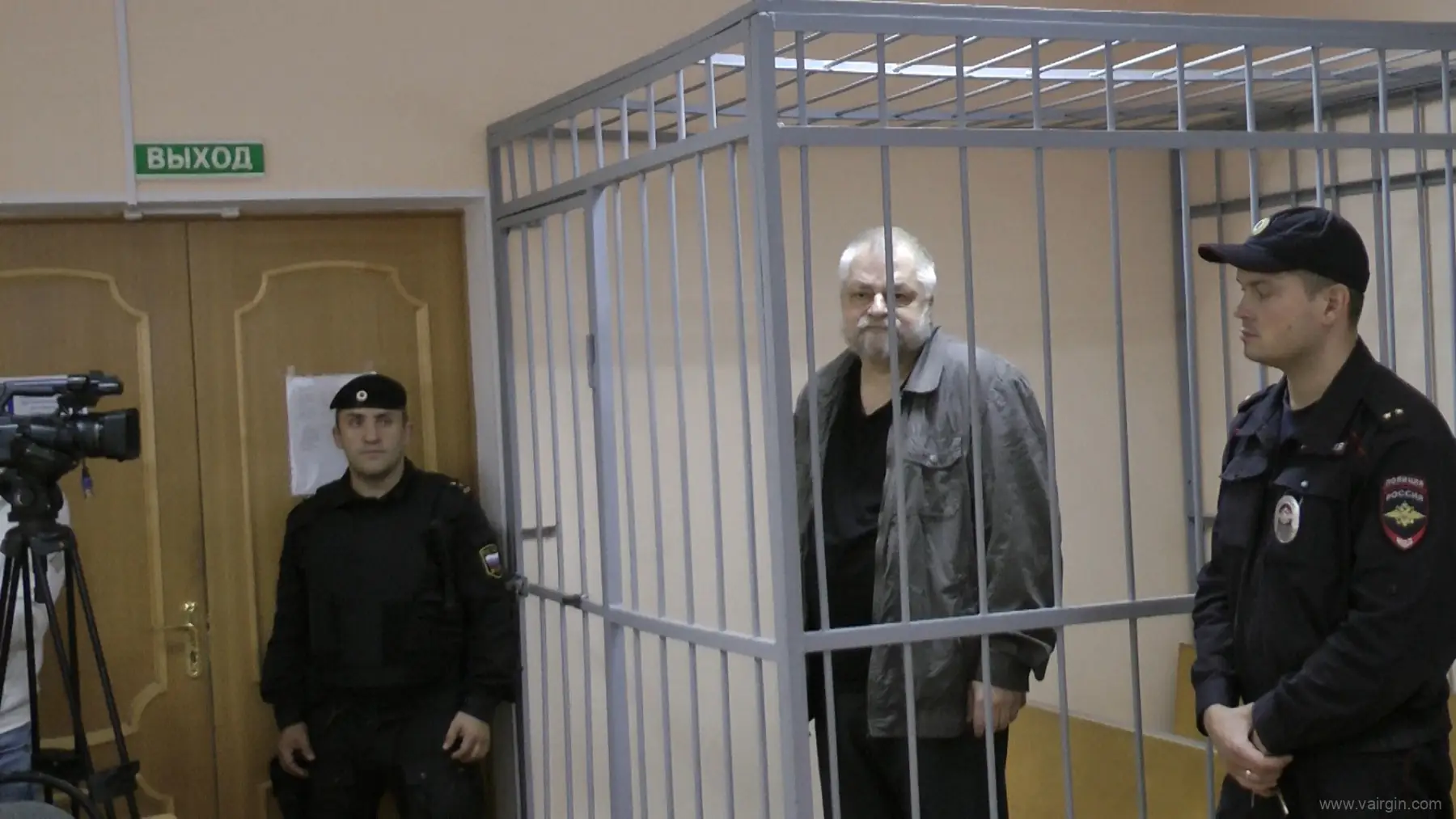 Алексей Меняйлов слушает решение суда о продлении меры пресечения (13.09.2018)