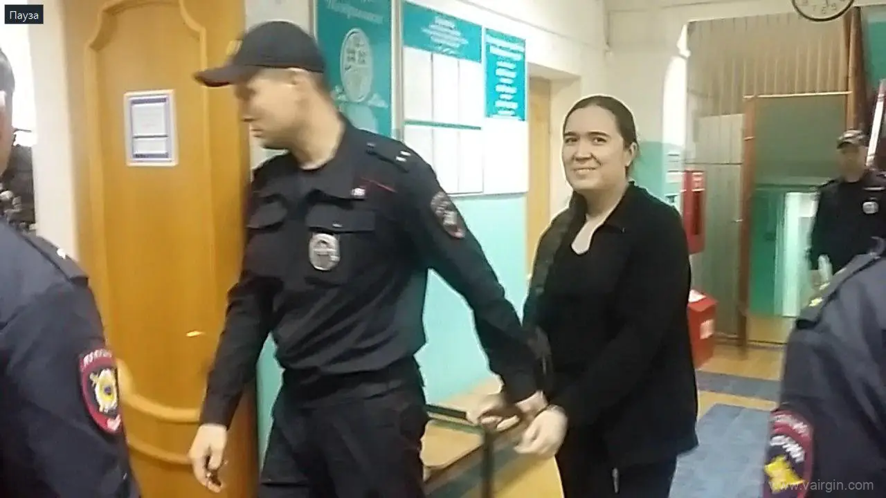 Слату Меняйлову ведут в зал суда (13.09.2018)