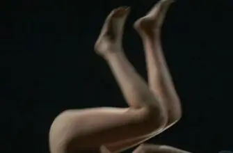 ноги женщины летящей вниз головой