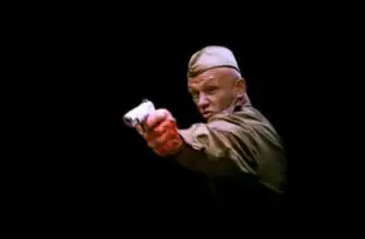Советский солдат времён Великой Отечественной войны стреляет из пистолета