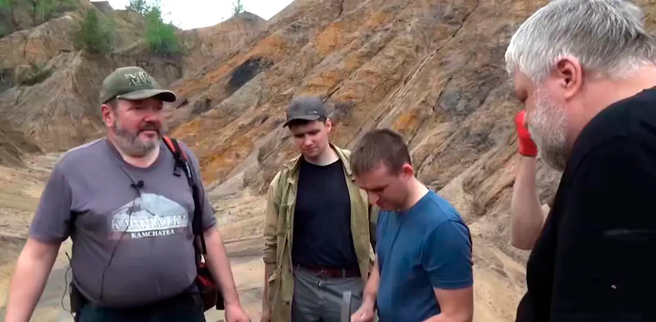 С доктором геолого-минералогических наук, профессором МГУ Бычковым Андреем Юрьевичем и своими постоянными читателями в палеонтологической экспедиции