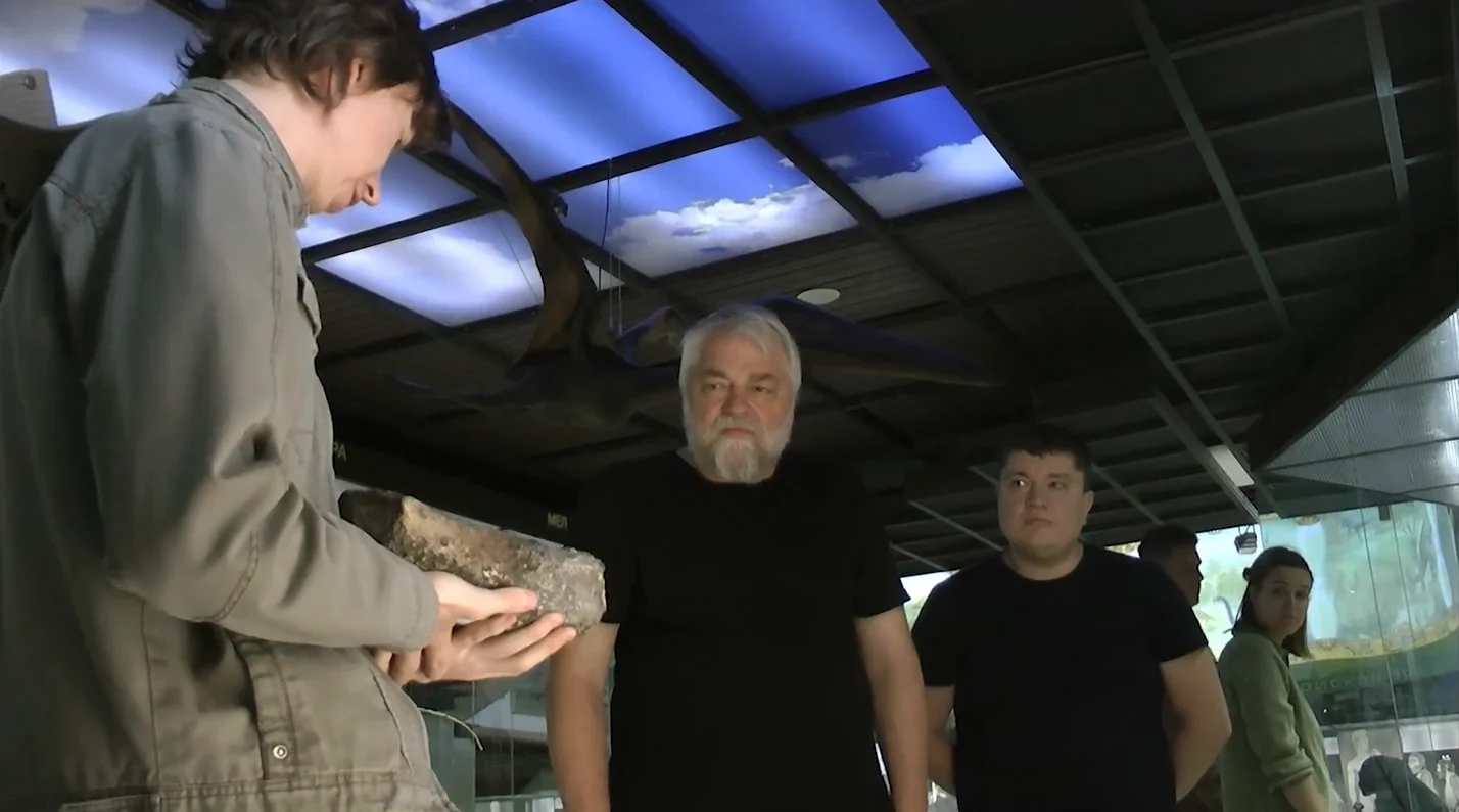 Официальный даритель Дарвиновского музея читатель Меняйлова Тимошкин Дмитрий Геннадьевич вместе с Алексеем Александровичем передал в дар для палеонтологической коллекции музея фрагмент плечевой кости плезиозавра